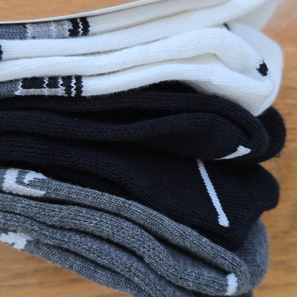 UNDER ARMOUR BRAND YOUTH CUSHIONED CREW SOCKS BUNDLE OF 3-- SIZE 13.5K - 4.5 - Picture 5 of 8